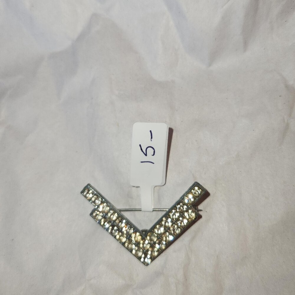 Vintage 1950's AJC "V" Victory pin. Used. Still in great condition. Measures 1-3